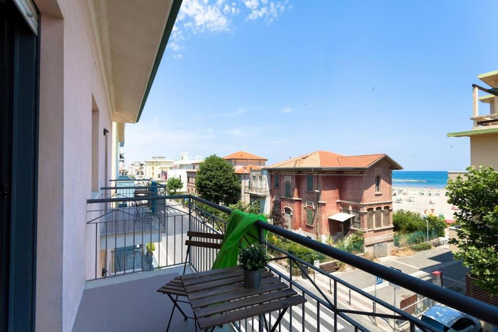 Beach House Holiday Apartments Rimini Eksteriør bilde